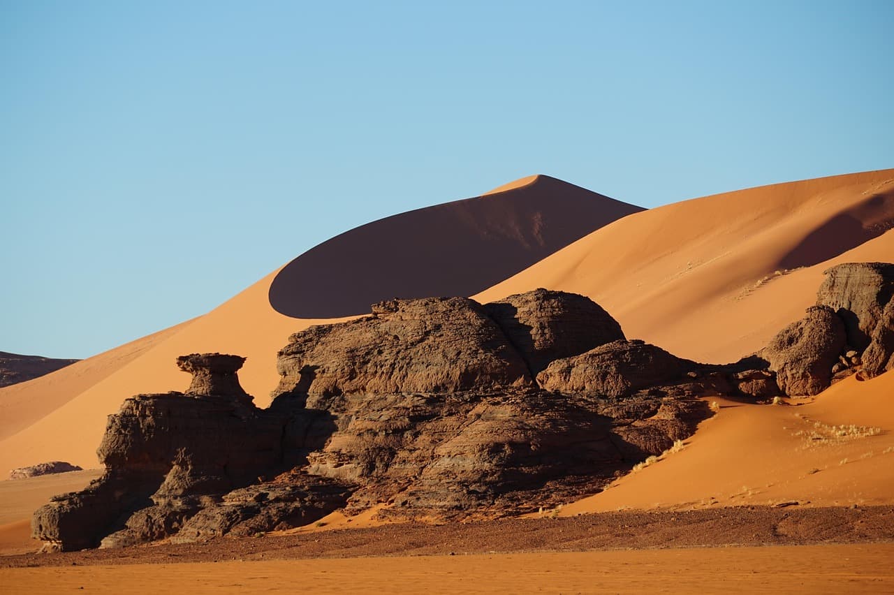 Dunas y formaciones rocosas en un paisaje desértico, en el chat de La Mesa
