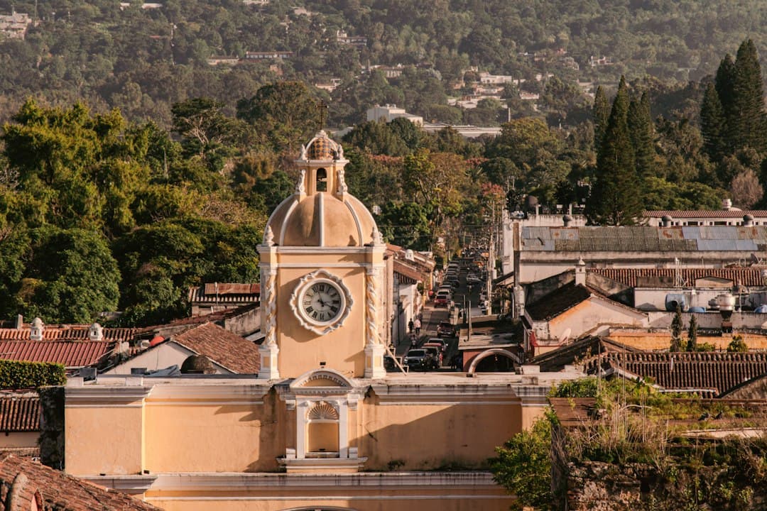 Edificio histórico con torre de reloj y cúpula, en el chat de Huité