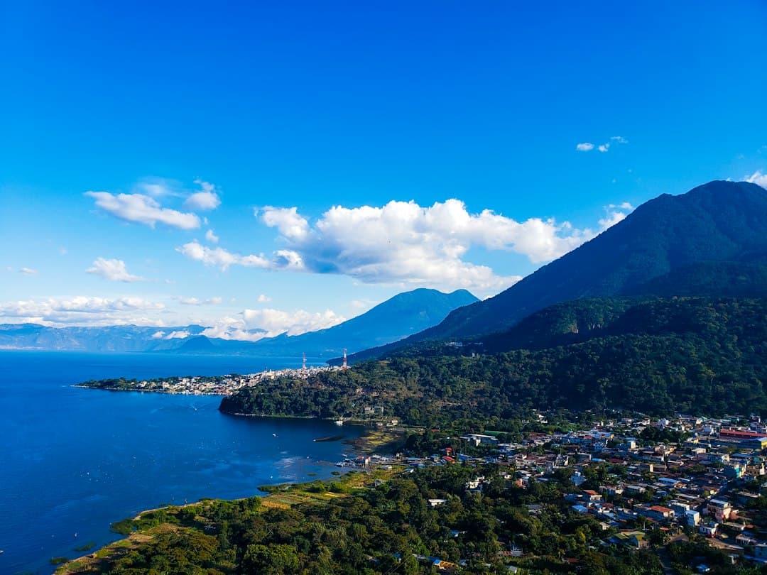 Edificios sobre una isla durante el día, en el chat de San José El Ídolo