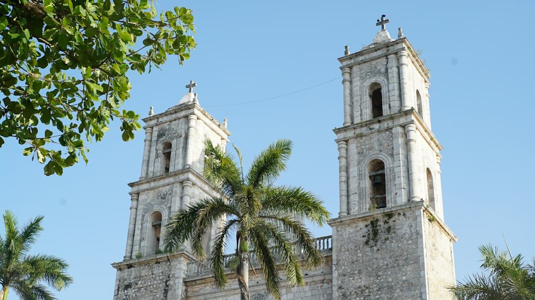 Gran iglesia blanca con dos torres altas, en el chat de Santa María Huazolotitlán