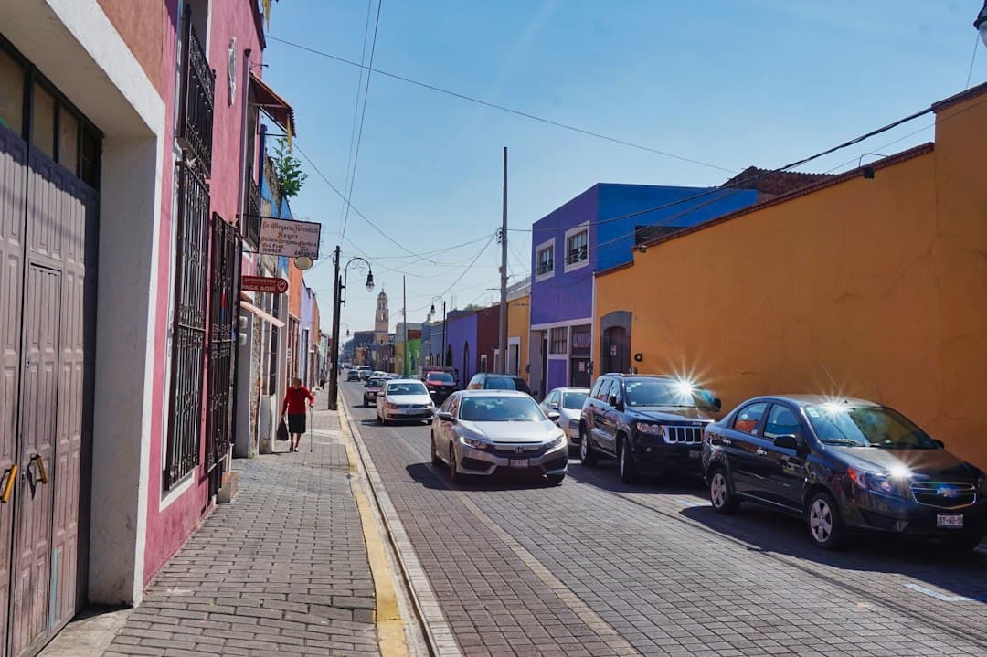 Fila de coches aparcados en una calle, en el chat de Tocumbo