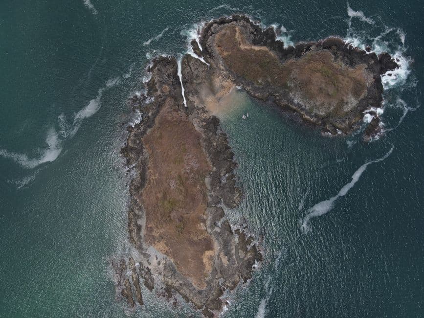 Vista aérea de una isla de tonos marrones y verdes, en el chat de Nandayure