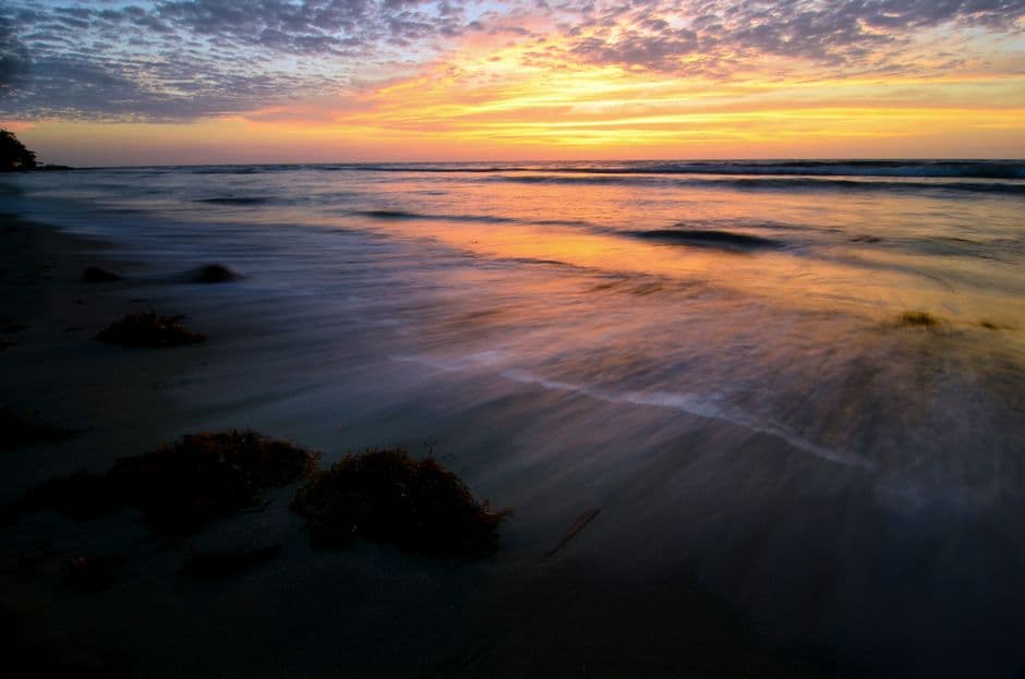 Vista amplia del mar al atardecer, en el chat de San Fernando