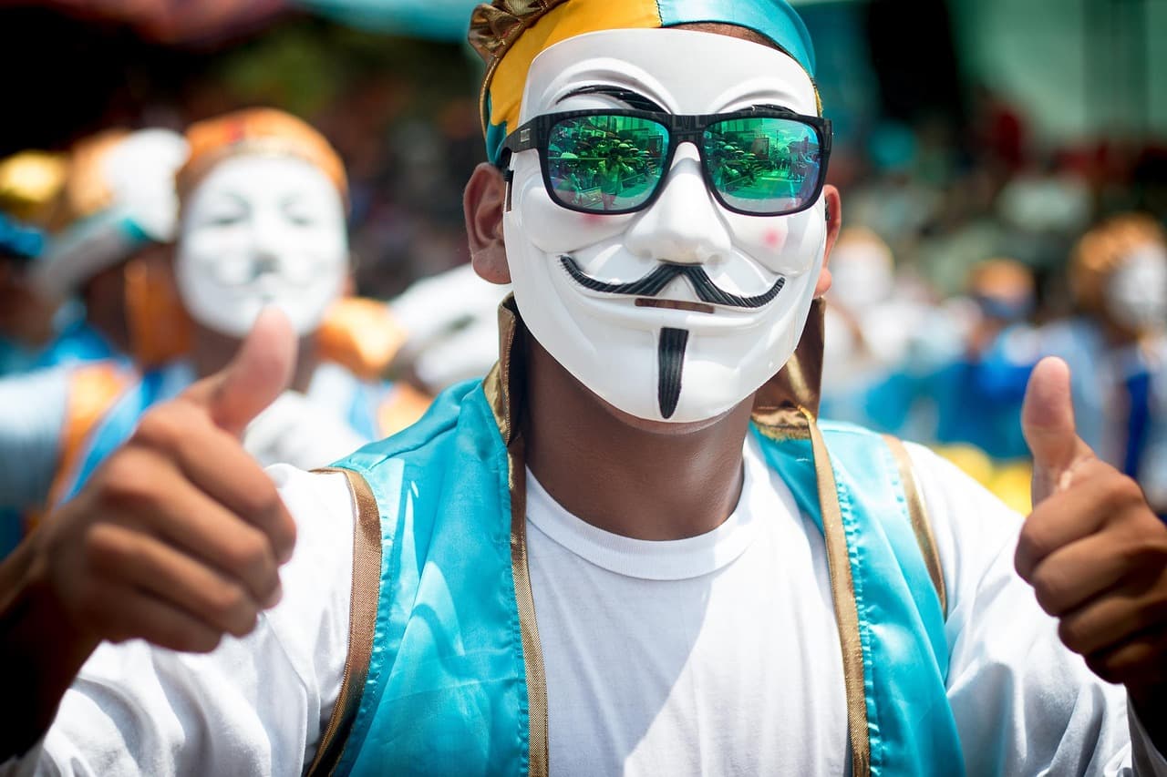 Gente disfrazada y con máscaras en una fiesta de carnaval, en el chat de Pojo