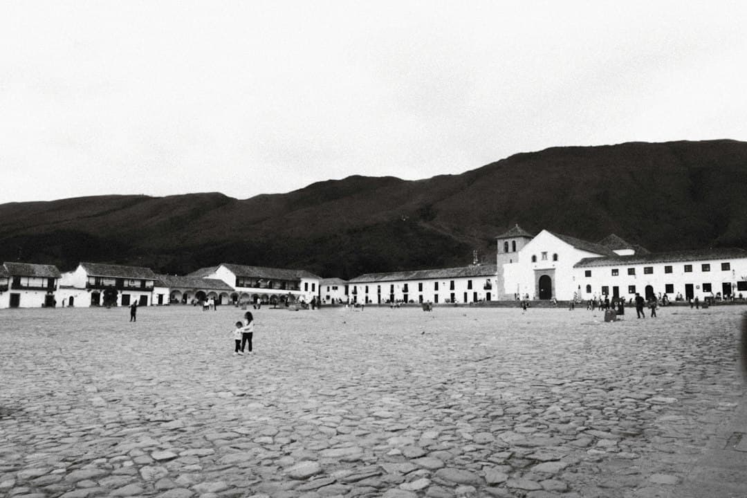 Un gran grupo de personas en una playa, en el chat de Belén de los Andaquíes