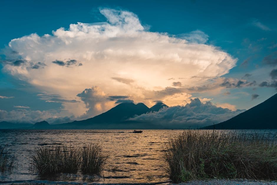 Atardecer con cielo dramático sobre un lago, en el chat de San Pedro La Laguna