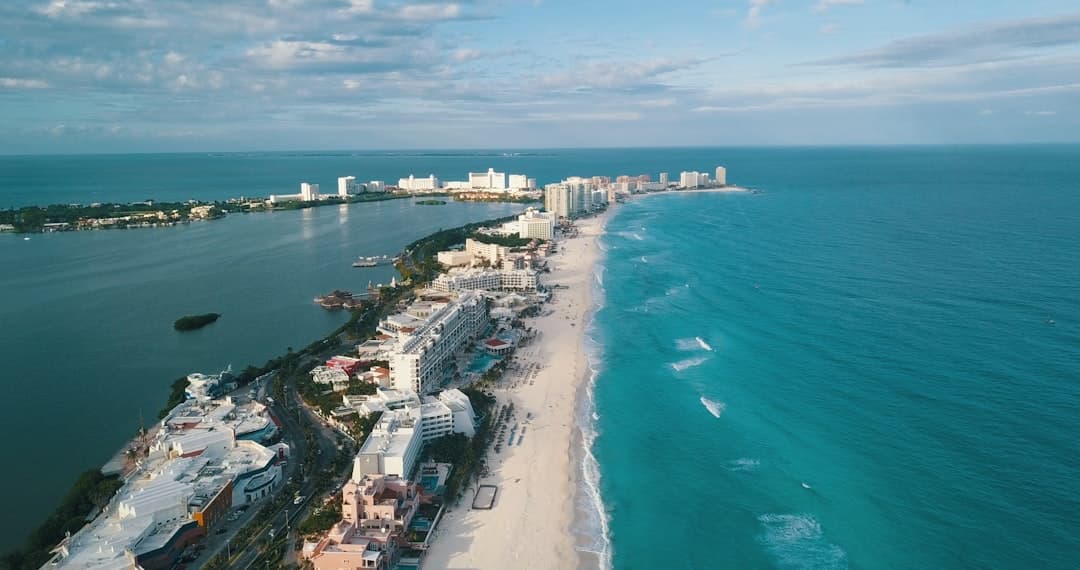 Edificios blancos en una ciudad turística, en la sala de chat de Cancún