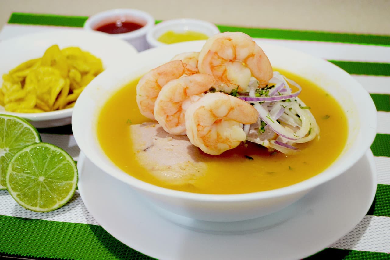 Plato de camarones con cebolla, limón y chifles, en el chat de General Antonio Elizalde