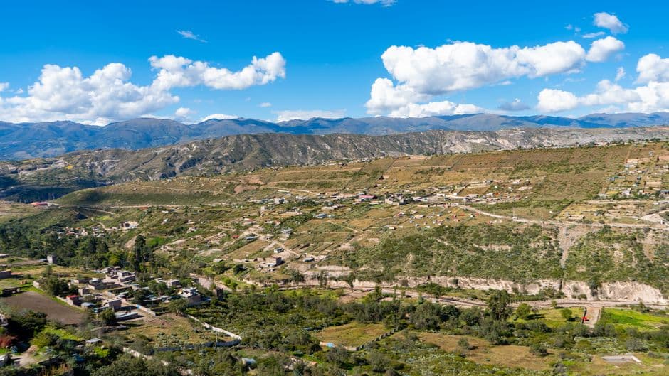 Vista aérea de un valle andino, en el chat de Llochegua