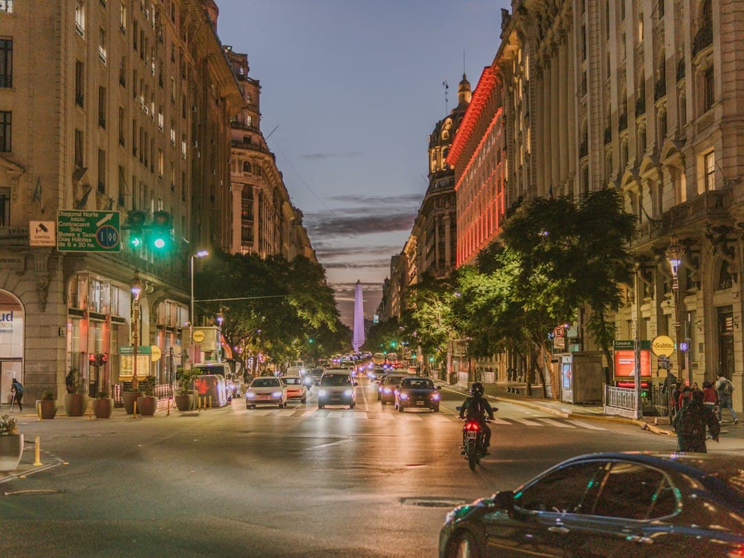 Una calle de ciudad con mucho tráfico, en el chat de Suipacha