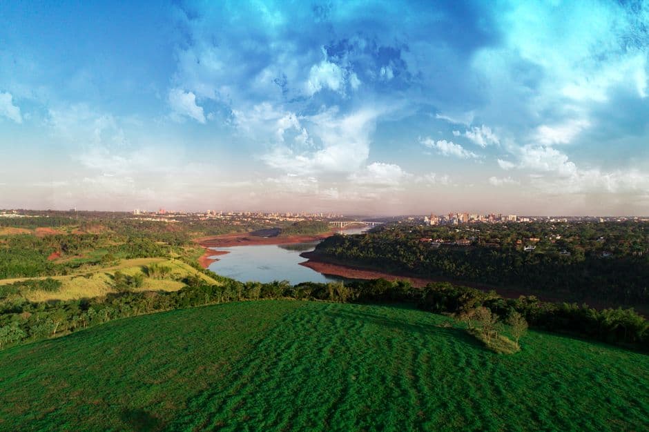 Prado verde junto a un lago bajo el cielo azul, en el chat de San Lázaro