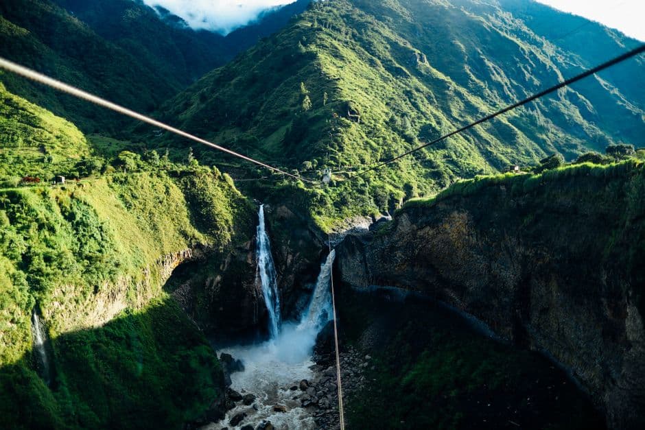 Cascadas junto a una montaña verde, en el chat de Cascales