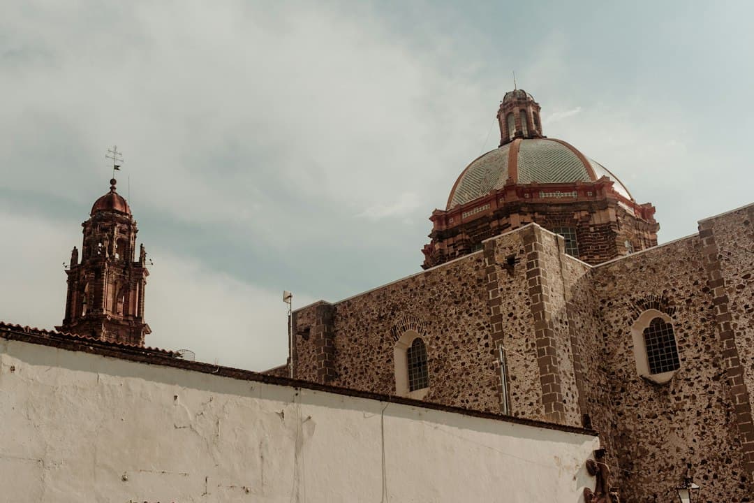 Edificio con dos torres y una cúpula en lo alto, en el chat de San Nicolás de los Ranchos