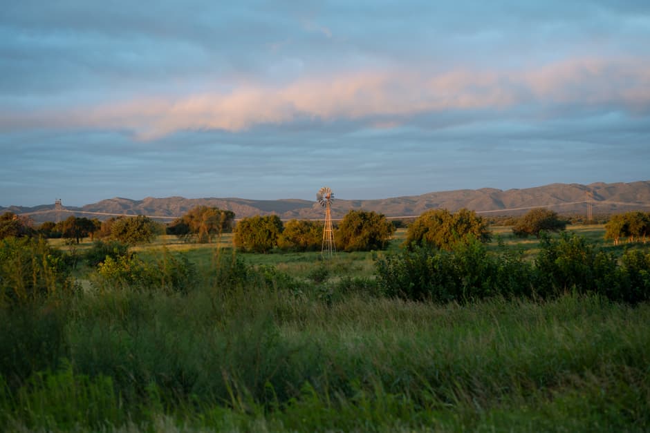 Paisaje sereno de Córdoba con un molino de viento, en el chat de Río Primero
