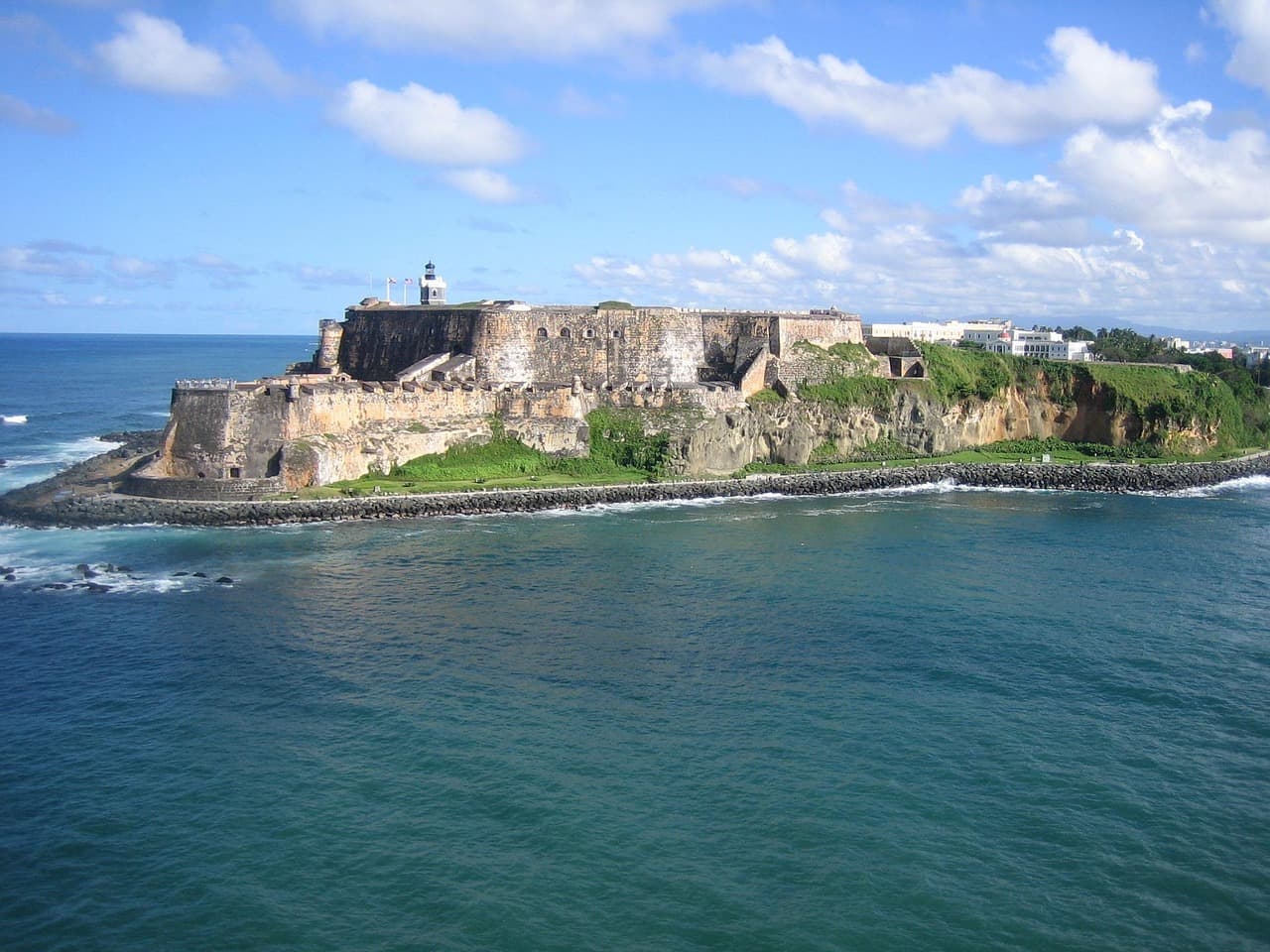 Vista aérea de acantilados sobre el océano en Puerto Rico, en el chat de Florida
