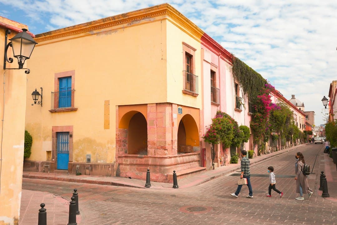 Gente caminando por una calle con edificios altos, en el chat de Coroneo