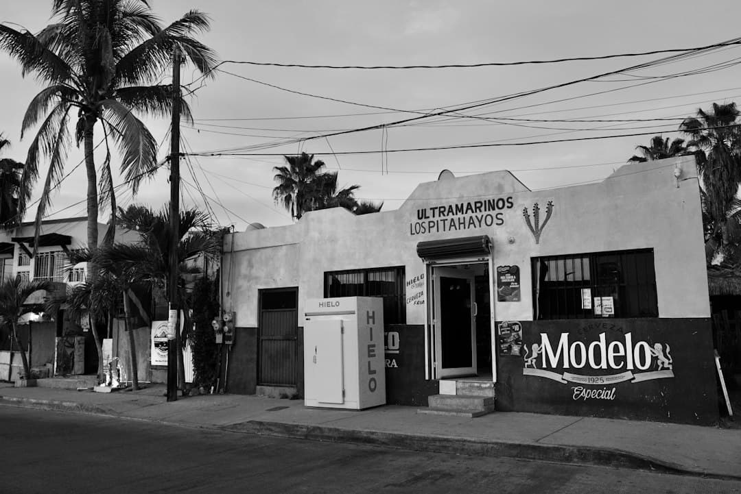 Escaparate de una tienda en blanco y negro, en el chat de Briseñas de Matamoros