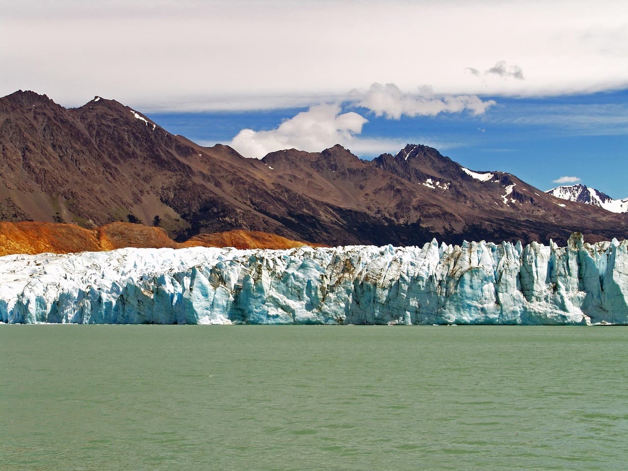 Glaciar y lago en la provincia de Santa Cruz, en el chat de Río Turbio