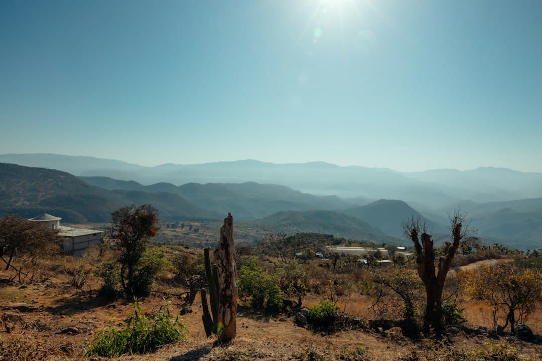 Montañas y sol radiante en un día despejado, en el chat de San Pedro Ixcatlán