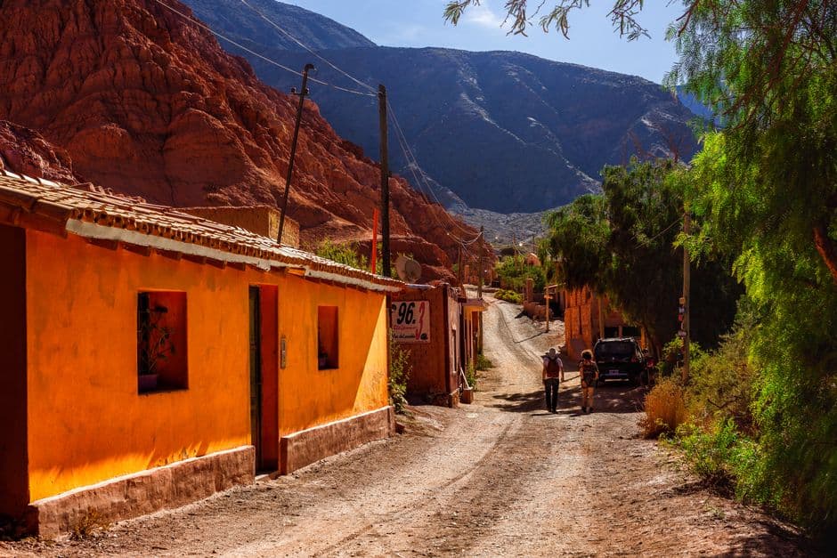 Edificios en un valle entre montañas, en el chat de Laprida