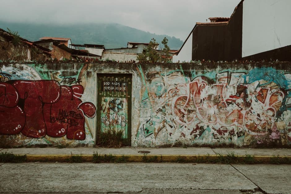 Grafiti pintado en una pared, en el chat de La Esperanza