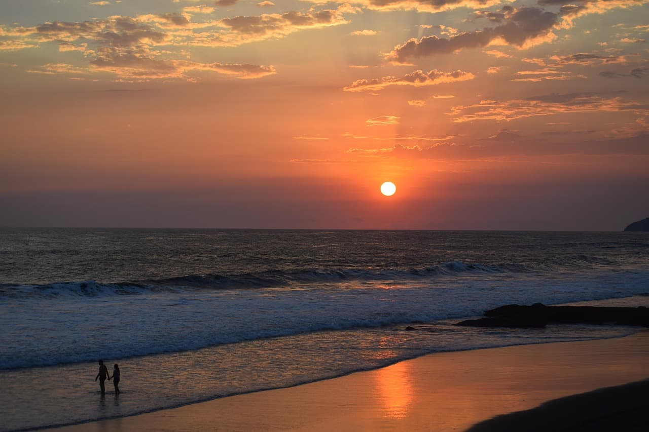 Atardecer sobre el agua en El Salvador, en el chat de El Paraíso