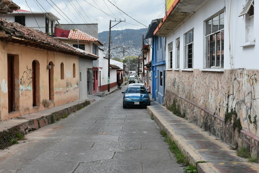 Un coche circula por una calle estrecha de un pueblo, en el chat de Tepetzintla