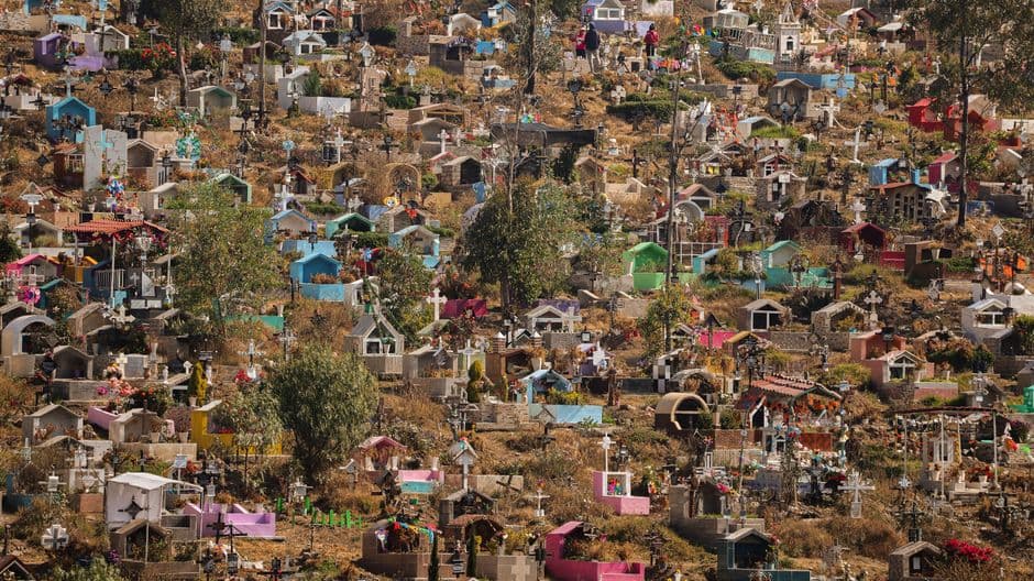 Paisaje colorido de un cementerio mexicano, en la sala de chat de Tlalnepantla de Baz