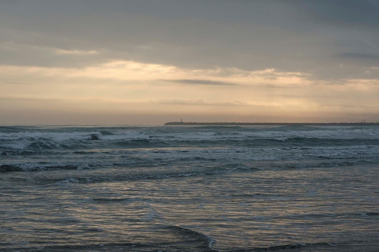 Faro junto a la playa al amanecer, en el chat de Tampico Alto