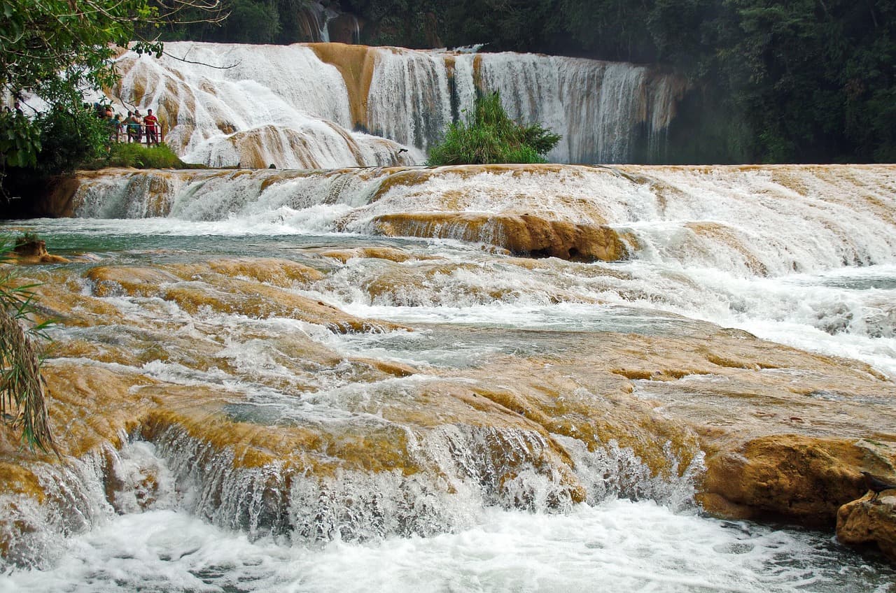 Cascada de aguas turquesa en Chiapas, en el chat de Rayón