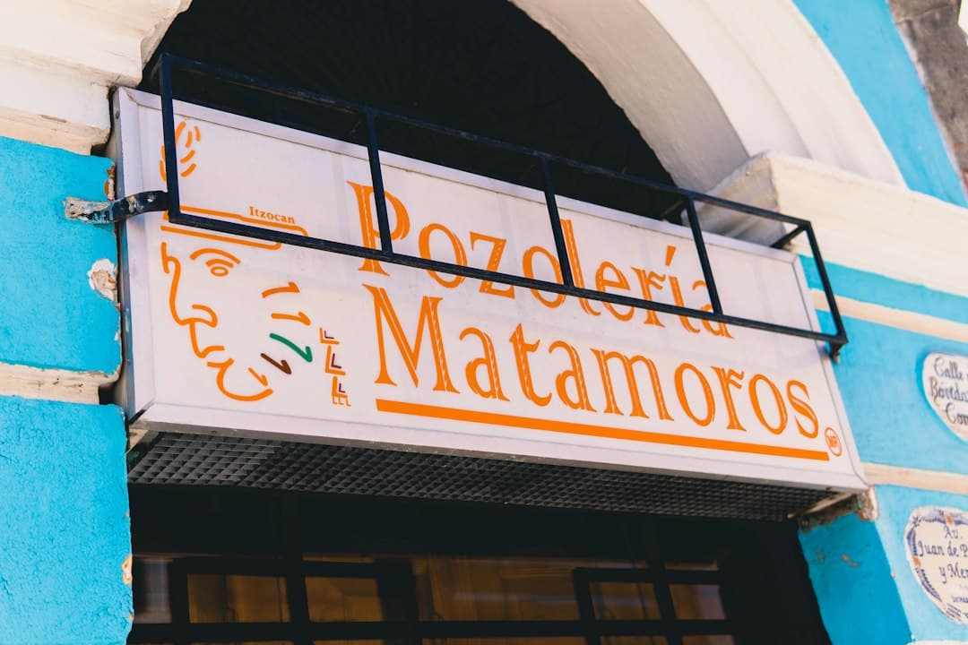 Letrero blanco y marrón de una tienda, en el chat de Zaragoza