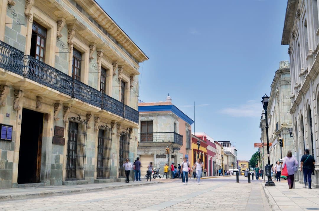 Gente caminando por la calle bajo un cielo azul despejado, en el chat de Sonoyta