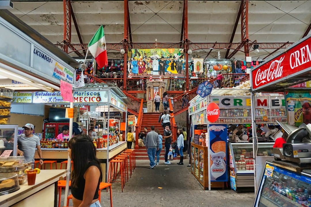 Tienda llena de artículos y de gente, en el chat de Acuitzio
