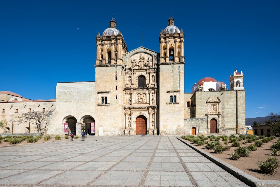Iglesia histórica de fachada ornamentada bajo el cielo azul, en el chat de Chahuites