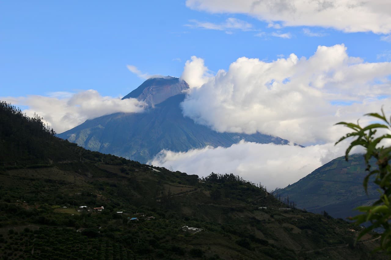 Volcán entre nubes, en el chat de Pelileo