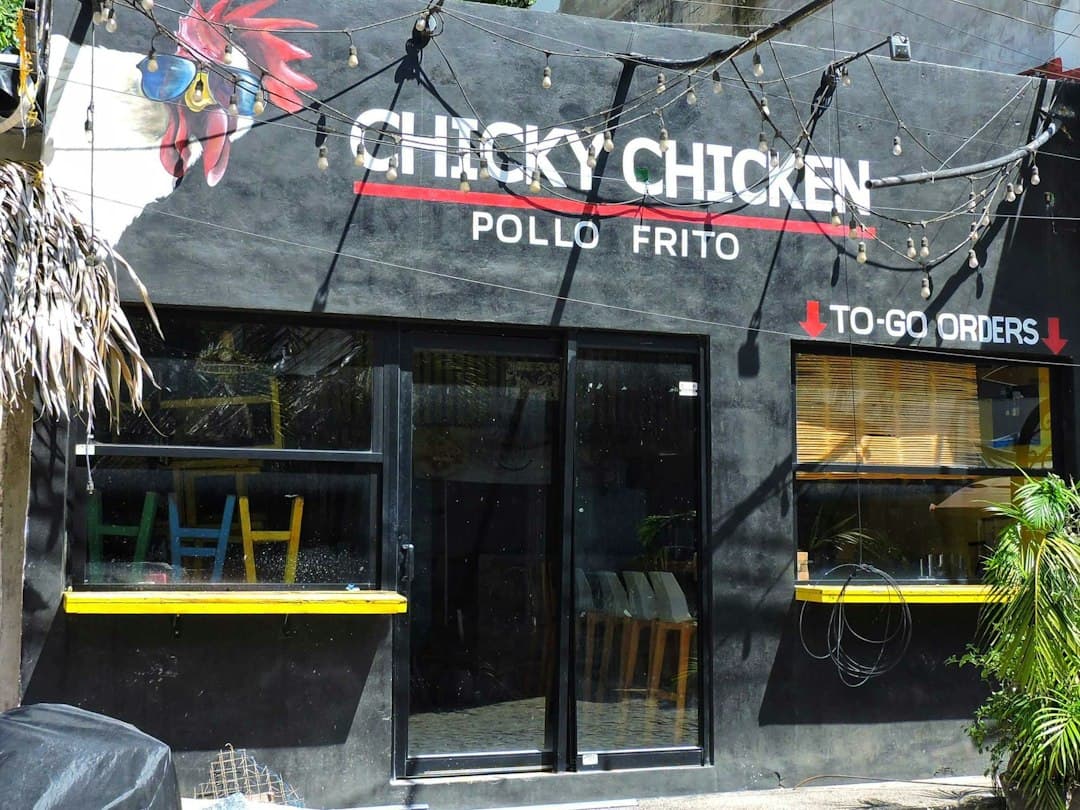 Fachada de un restaurante de pollo en la ciudad, en el chat de Pihuamo