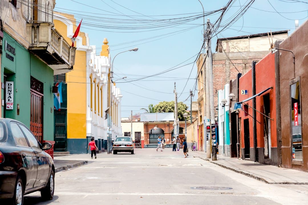 Gente caminando por una calle entre edificios de hormigón, en el chat de Pebas