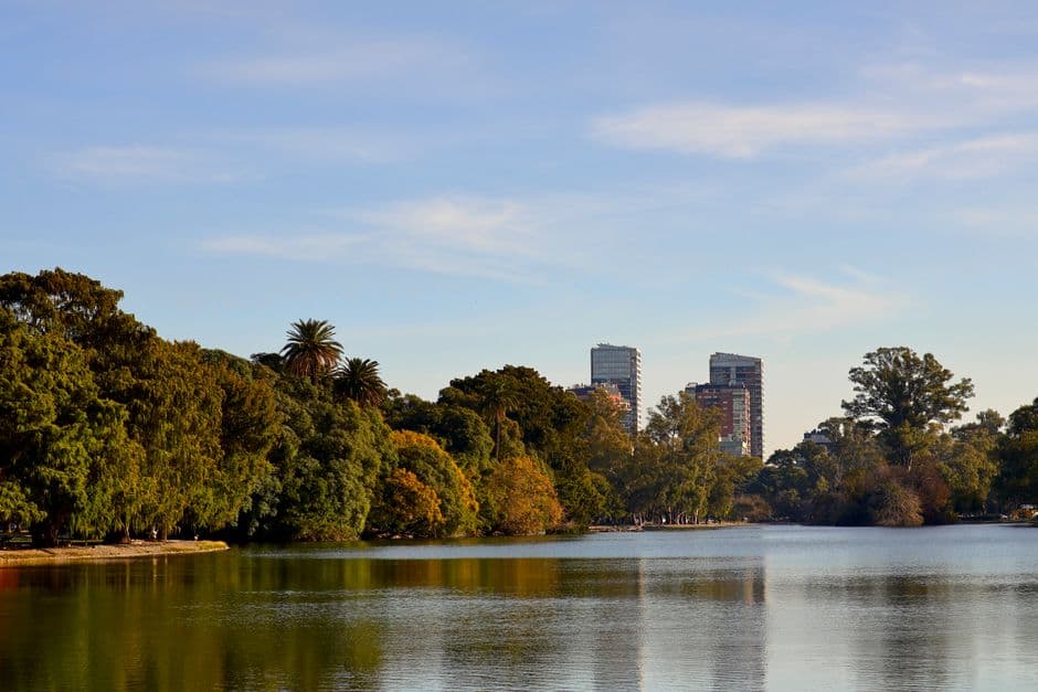 Lago tranquilo con el perfil urbano de Buenos Aires, en el chat de Maipú