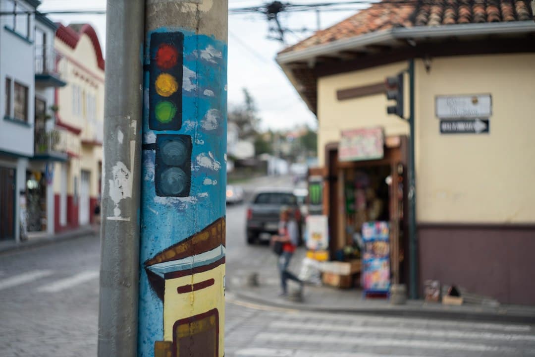 Esquina urbana con un poste pintado y un semáforo, en el chat de Tosagua