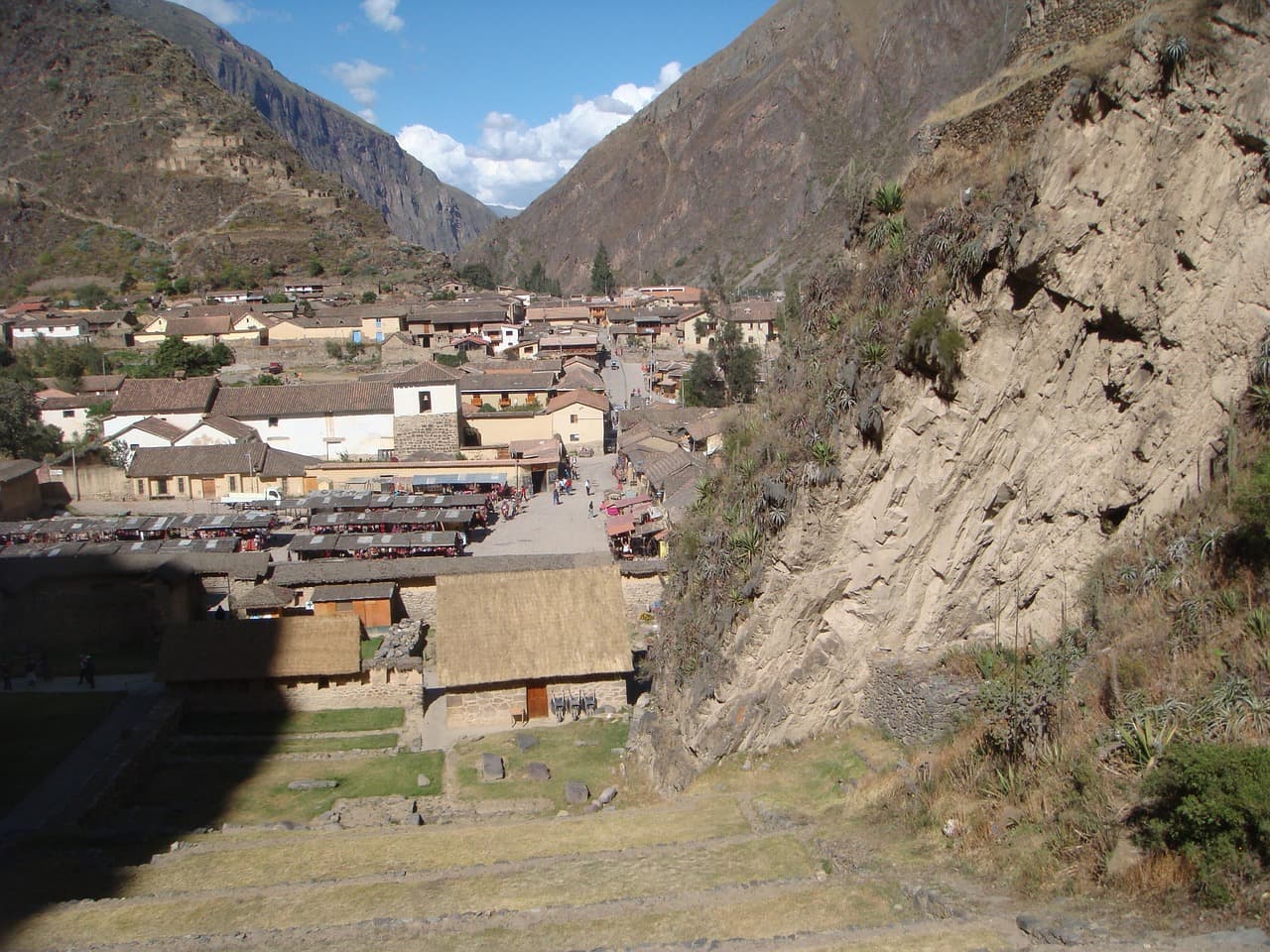 Valle entre montañas en Cusco, en el chat de Ollantaytambo