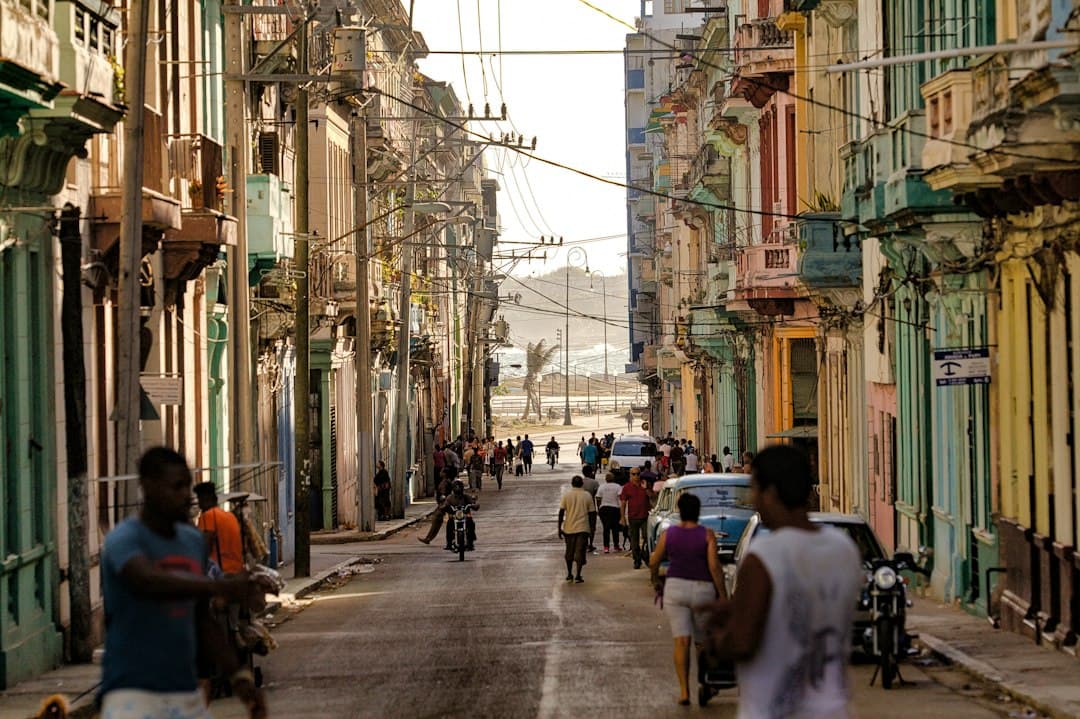 Gente caminando por una calle de día, en el chat de Caimanera