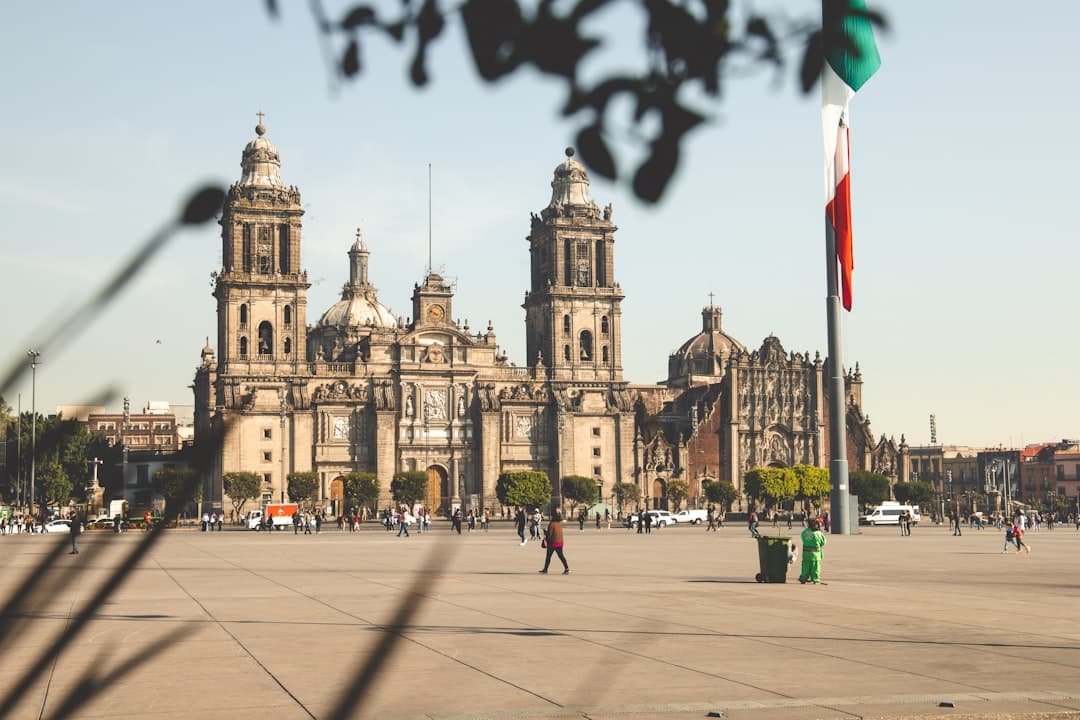 Personas en acera junto a edificio marrón bajo sol, en el chat de Atizapán de Zaragoza