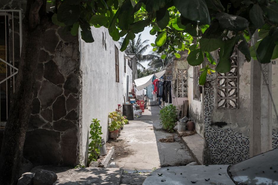 Vista de un callejón estrecho entre casas de un pueblo, en el chat de Pueblo Viejo