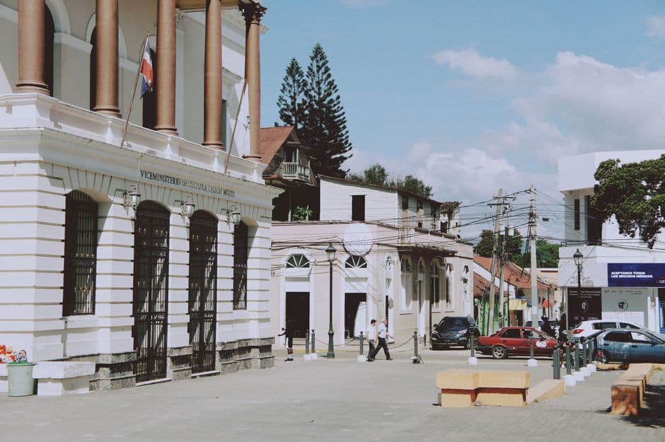 Gente caminando por la calle junto a unos edificios, en el chat de Sabana Yegua