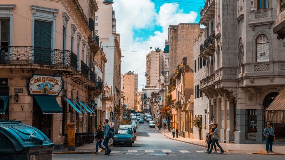 Gente caminando por la calle, en el chat de Senillosa