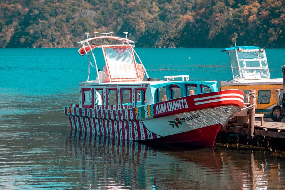 Lancha roja en la orilla de un lago, en el chat de Tolimán