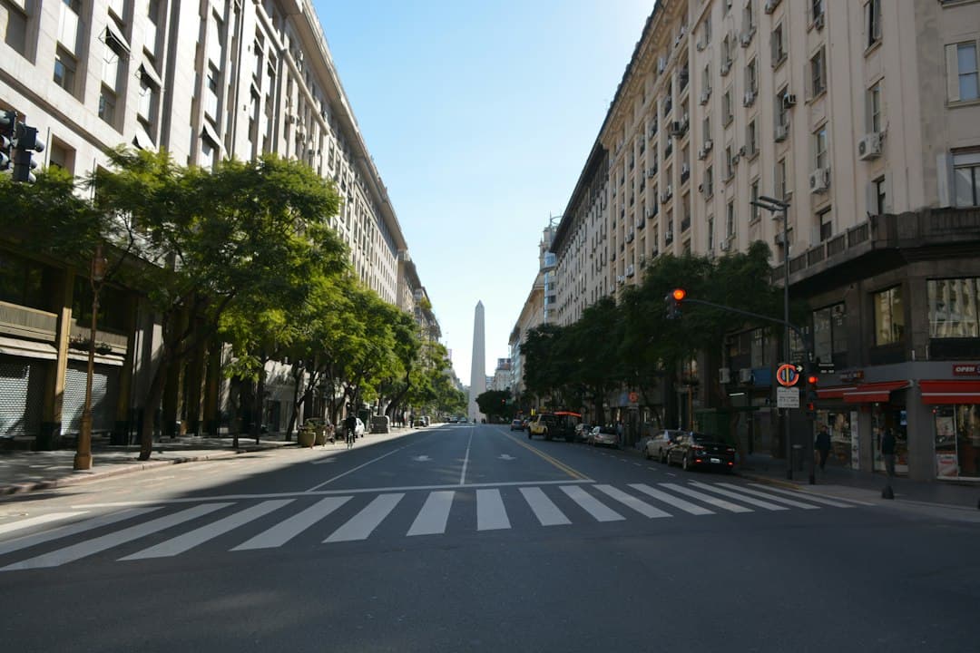 Calle con edificios a ambos lados, en el chat de Viale