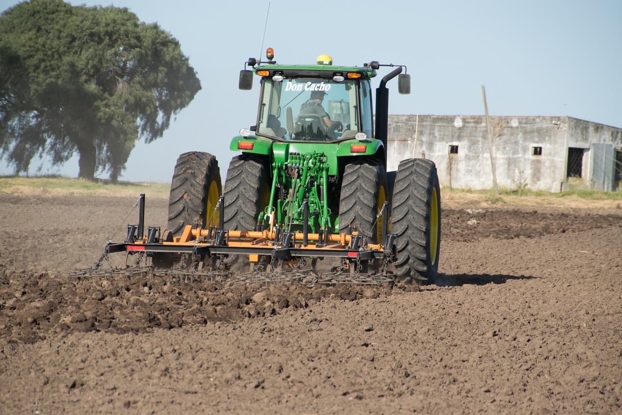 Tractor trabajando en un campo de cultivo, en el chat de Joaquín Suárez