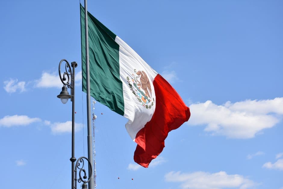 Bandera de México ondeando al viento, en la sala de chat de Tultitlán
