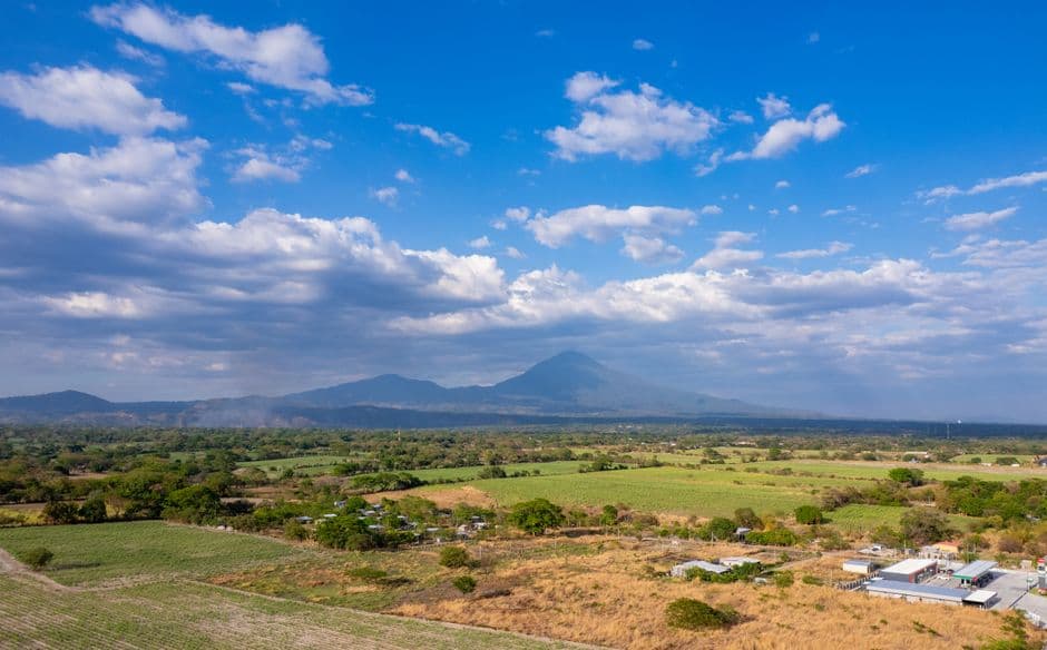 Vista aérea de El Salvador con un volcán al fondo, en el chat de San Lorenzo
